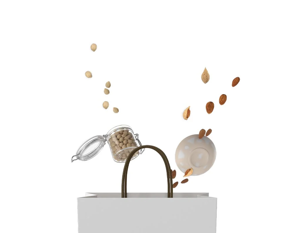 xenospack-xriseis-nuts Χάρτινη τσάντα με στρογγυλά χερούλια, από την οποία ξεπηδούν διακοσμητικά τρόφιμα όπως ξηροί καρποί και μπαχαρικά, δημιουργώντας αίσθηση κίνησης και φρεσκάδας.