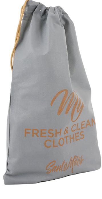 p Γκρι υφασμάτινο πουγκί με κορδόνι περίσφιξης και πορτοκαλί εκτύπωση που γράφει "My FRESH & CLEAN CLOTHES"