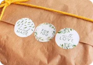 Χάρτινη eco-friendly συσκευασία eshop με αυτοκόλλητα “handmade” για χειροποίητα προϊόντα.